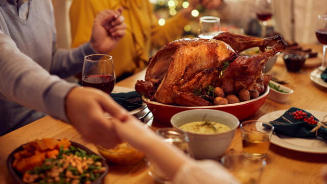 Se permiten productos horneados, carnes y frutas frescas, mientras que salsas, bebidas alcohólicas y frutas enlatadas están prohibidas. Consulta la TSA para más información. Foto: UnoTV   