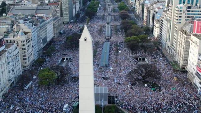  La 9 de Julio abarrotada de argentinos que festejaron el título del Mundial de Fútbol Qatar 2022. Foto: MDZ.    