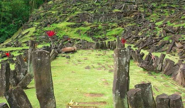  Según un estudio, esta pirámide fue construida por una civilización antigua que dio forma a la colina volcánica de Gunung. Foto: Indian Defence Review.    