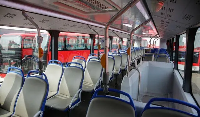  La capacidad de los buses es de hasta 97 pasajeros, y el primer nivel está equipado con asientos especiales para personas con discapacidad. Foto: Diego Martin / Agencia Uno.    