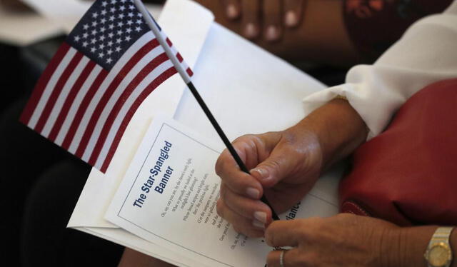 El USCIS ofrece opciones como la exención por edad y residencia, permitiendo a los mayores de 50 años o 55 años presentar su examen de ciudadanía en su lengua nativa. Foto: Los Angeles Times   