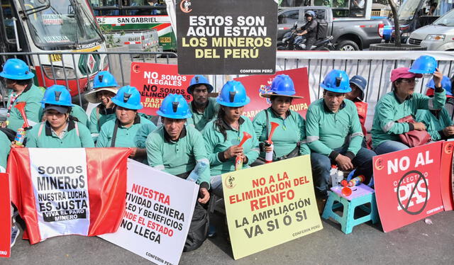 Mineros artesanales continúan protestando en exteriores del Congreso y en carretera Panamericana Sur