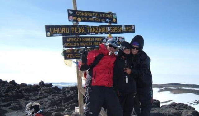  Jordan Romero junto a su familia que lo apoya en su sueño de escalar montañas. Foto Green Global Travel   