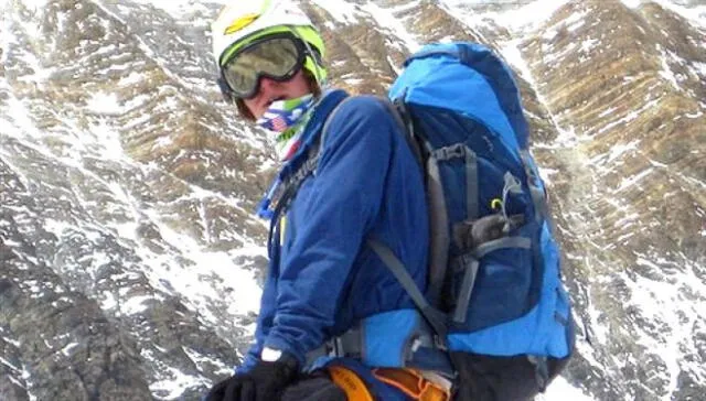  Jordan Romero, el niño de 13 años que alcanzó la cima del Everest, generó un gran debate sobre la ética y la seguridad en el alpinismo juvenil tras su hazaña en 2010. Foto: Desnivel.com   