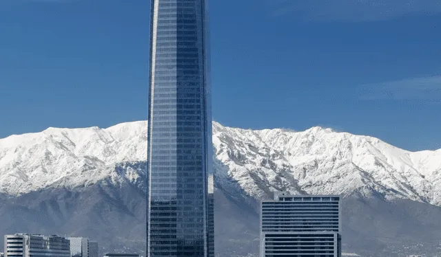  La Gran Torre Santiago cuenta con un sistema estructural de avanzada que provee una protección antisísmica en una región conocida por sus grandes terremotos. Foto: My Guide Chile.    