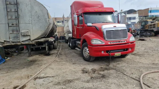 El garaje clandestino guardaba cisternas de combustible, lo cual provocó la preocupación de los vecinos de la zona. Foto: Municipalidad de SMP.   