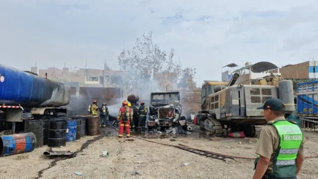 El Cuerpo General de Bomberos controló la situación y evitó que las llamas se propaguen en el lugar. Foto: Municipalidad de SMP.   