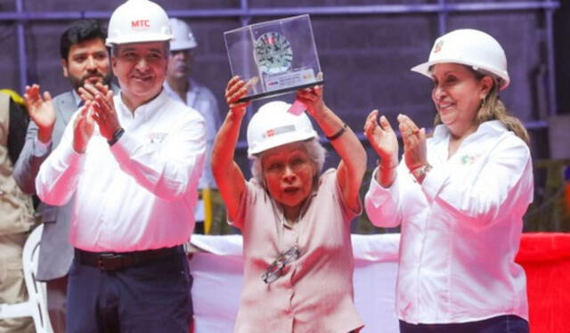  Delia Tasaico fue homenajeada por el Estado peruano en reconocimiento a su extensa y destacada trayectoria en el ámbito de la ingeniería de minas y la docencia. Foto: Andina   