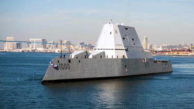  El USS Zumwalt incorpora tecnología de propulsión eléctrica y un diseño angular que reduce su firma de radar. Foto: Evrim   