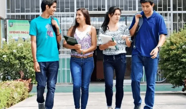 Los estudiantes estarían obligados a inscribirse en uno de los 31 colegios profesionales, pese a los altos costos. Foto: Difusión.   