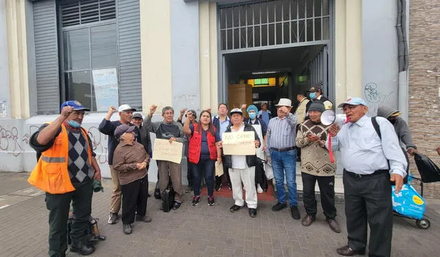 Autoridades del comedor denuncian la mala gestión de la directora de la Diris Lima Centro, Delia Dávila. Foto: Kevinn García   