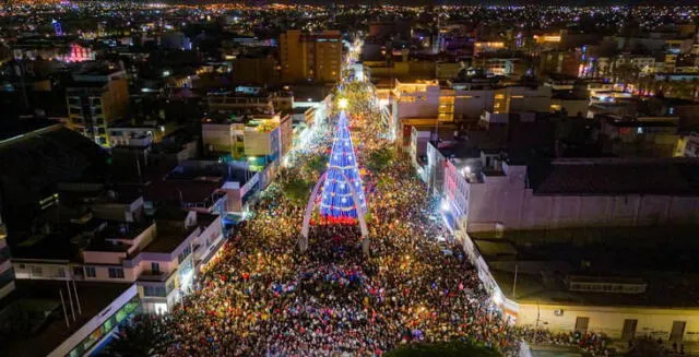 Miles de personas asistieron al encendido del árbol más alto del Perú. Foto: Liz Ferrer   