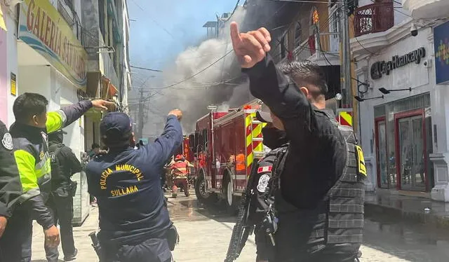 Autoridades locales buscan agua para controlar el incendio y evitar mayores daños. Foto: Difusión.   