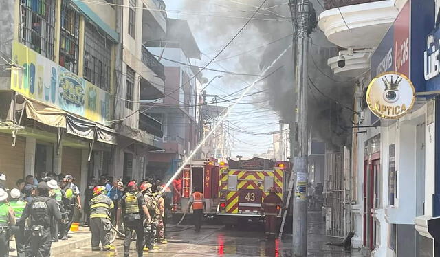 Los vecinos de la zona piden mayor apoyo de los bomberos para controlar la emergencia. Foto: Difusión   