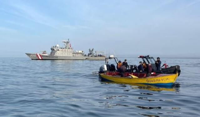 La embarcación de los pescadores no podía maniobrar, lo cual los mantuvo a la deriva. Foto: Andina.   