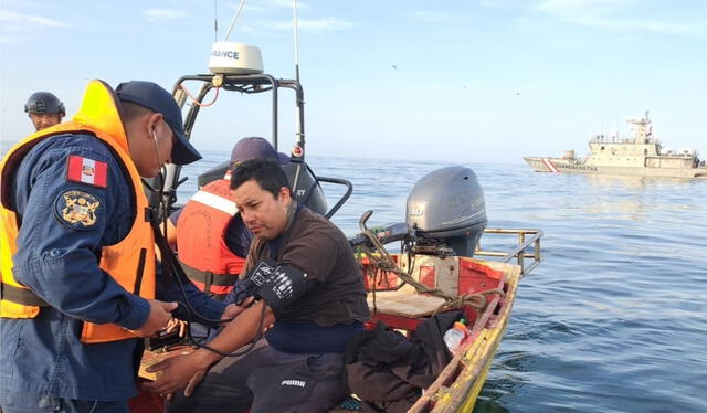 El rescate a los pescadores chilenos en Tacna. Tras ser atendidos, fueron trasladados a la frontera en donde los esperaban sus familiares. Foto: Andina.   