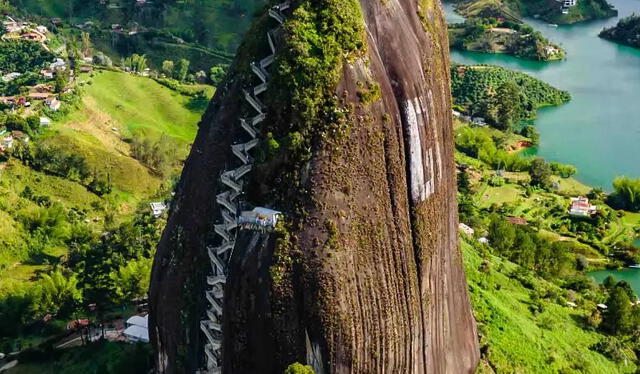  El Peñón de Guatape, un enorme monolito que se eleva sobre las pintorescas casas de abajo. Foto: Mochiliante.    