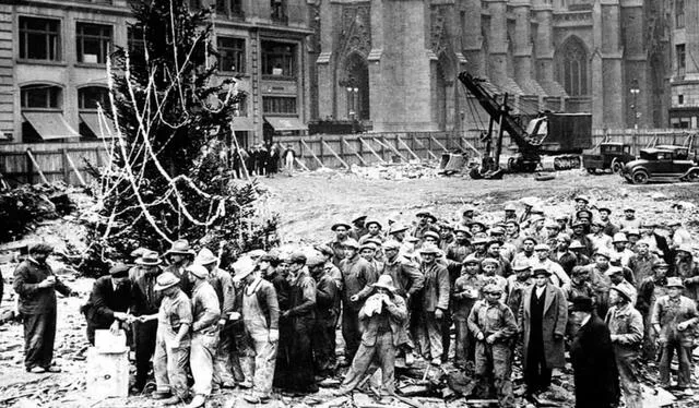  Trabajadores del Rockefeller Center, en construcción en ese momento, decidieron colocar un abeto en la obra. Foto: Excélsior   