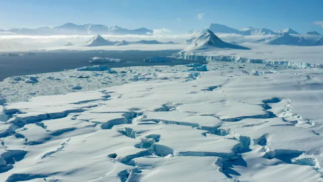  La Antártida, el continente más frío, seco, ventoso y elevado del planeta, posee valiosos recursos naturales y se cree que podría albergar grandes reservas de petróleo.    