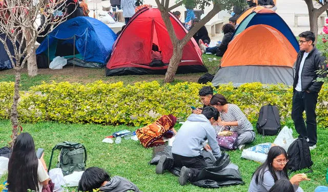 Estudiantes realizan largas colas y hasta acampan para acceder a menú especial. Foto: UNMSM    