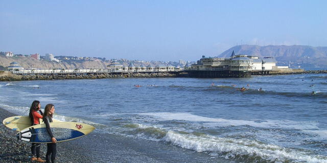  La playa ofrece vistas espectaculares del océano Pacífico, con aguas cristalinas y tranquilas, lo que la convierte en un destino ideal para los surfistas. Foto: Afar.com   