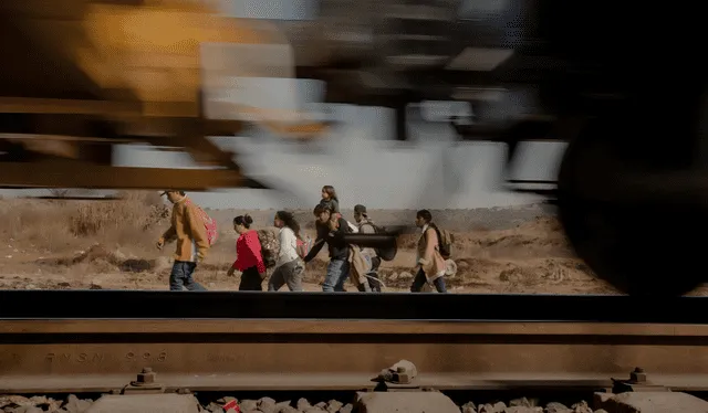 Con la esperanza de alcanzar el sueño americano, los inmigrantes provenientes de Centroamérica y Sudamérica emprenden un peligroso viaje a bordo de un tren de mercancías conocido como 'La Bestia'. Foto: The New York Times   