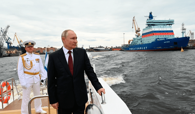  Vladímir Putin encabeza la exhibición del poderío militar rusa en el día de su armada. Foto: La Jornada.    