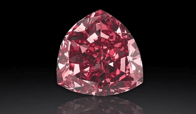  El Moussaieff Red Diamond, de 5,11 quilates, está valorado en 7 millones de dólares. Foto: Diamond Buzz.    