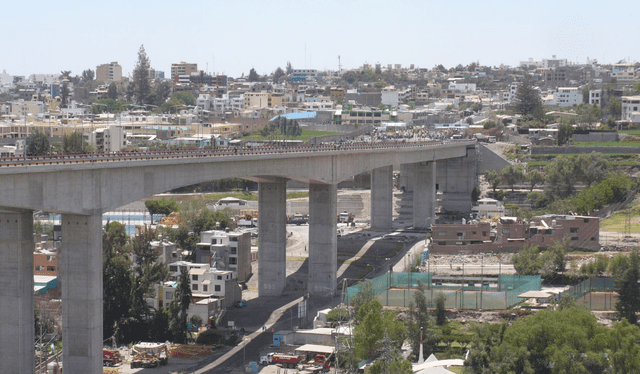  Así lucía el puente Chilina cuando estaba en construcción. Foto: Andina   