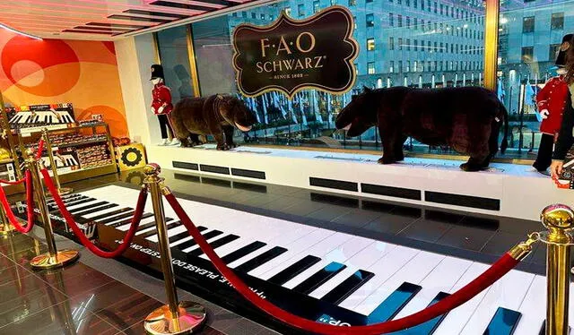  El icónico piano gigante de la tienda FAO Schwarz que Tom Hans tocó durante la película Big. Foto: Wendy's Guide   