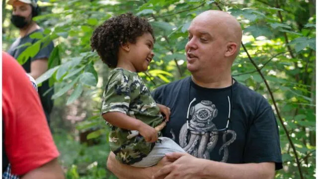 Colm McCarthy, director de la película 'Bagman: El espíritu del mal' junto al niño actor Caréll Vincent Rhoden. Foto: difusión   