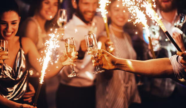 El uso de ropa interior de colores específicos y los fuegos artificiales también forman parte de la celebración, representando deseos y ahuyentando los malos espíritus en el inicio del nuevo ciclo. Foto:    