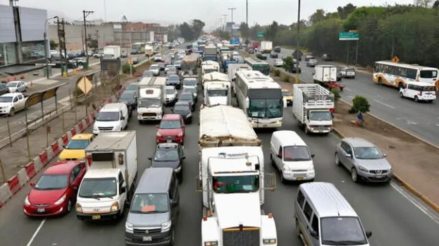 Tráfico en la Panamericana Sur se intensifica. Foto: Logista   