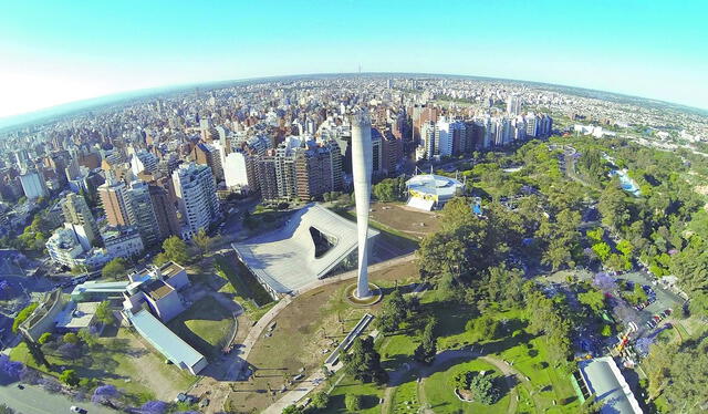 El árbol más grande de Sudamérica se ubica frente al Faro del Bicenterio. Foto: De cultura   