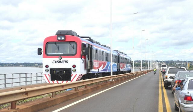  El Tren Posadas-Encarnación transporta hasta 11.000 personas por día. Foto: Economis.    