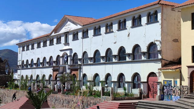  El 25 de octubre de 2010 se reconoció a este colegio como una institución educativa emblemática y centenaria del Perú   