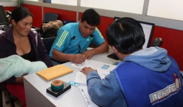  Padres inscribiendo a su hijo en la Reniec. Foto: Andina.   