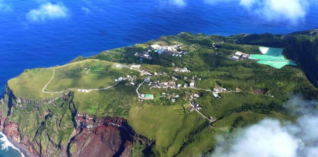  Aogashima es el único lugar donde 200 personas viven dentro de un volcán activo, destacándose por su historia de resiliencia tras dos erupciones. Foto: Difusión   