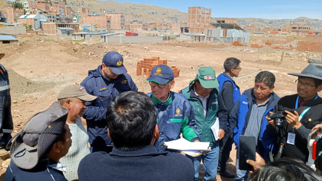 Desalojo a orillas del Lago Titicaca. Foto: Liubomir Fernández/La República   