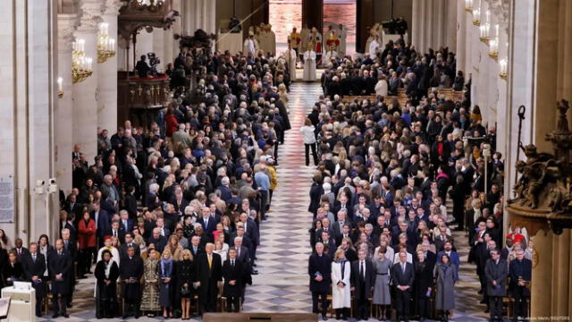 Cinco años y medio después de un incendio que afectó gravemente la catedral de Notre Dame, el arzobispo de París, Laurent Ulrich, reabrió oficialmente el templo este sábado 7 de diciembre de 2024. Foto: Ludovic Marin.   