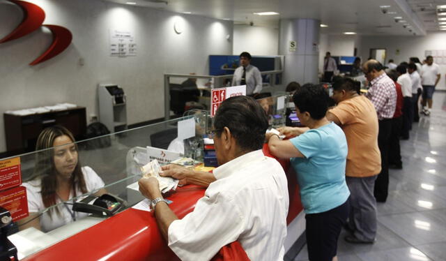 Fonavistas haciendo el cobro de su devolución en el Banco de la Nación. Foto: Andina.    