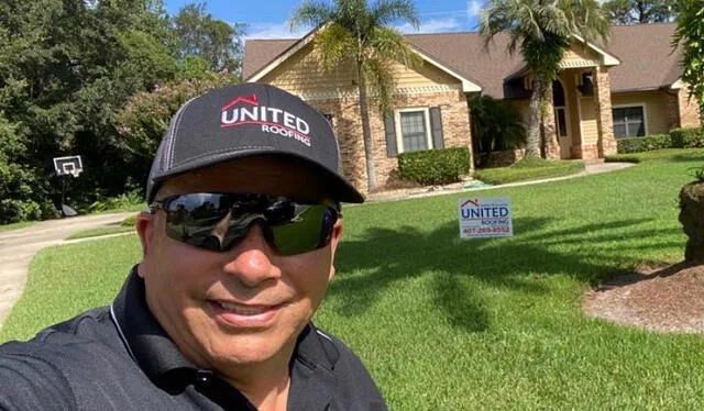  Yilbert Ortega y un trabajo finalizado en Longwood, Estados Unidos. Foto: FB United Roofing.    