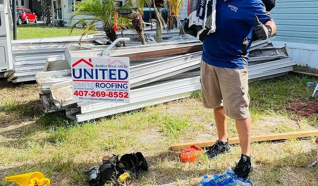  El empresario venezolano instala paneles solares a fin de contribuir al ahorro de energía y combatir el cambio climático. Foto: FB United Roofing.    