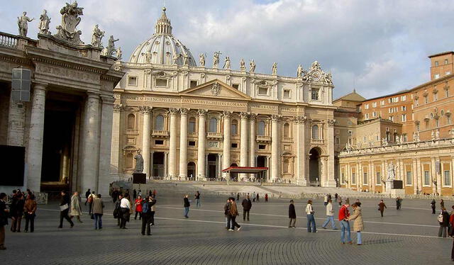  La plaza de San Pedro está considerada como el lugar más icónico y uno de los más emblemáticos del Vaticano. Foto: Audioguía Tutta Roma.    