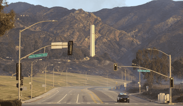  Debido a la gravedad del incidente, la carretera Pacific Coast Highway tuvo que ser clausurada temporalmente. Foto: Los Ángeles Times   