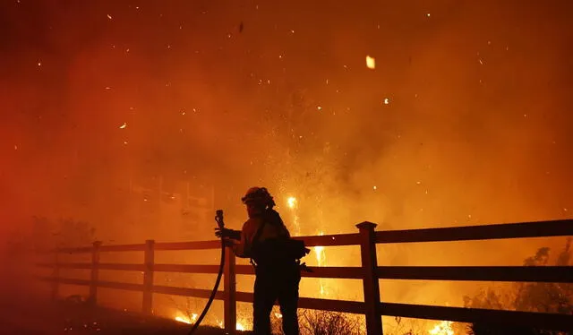  El rápido avance del fuego hizo que el Servicio Meteorológico Nacional declarara el evento como una situación "particularmente peligrosa". Foto: AFP   