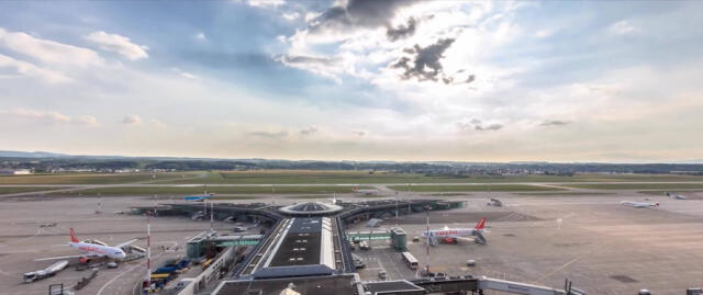  El aeropuerto se inauguró después de solo dos meses de trabajo: Francia facilitó los terrenos y Suiza construyó las pistas. Foto: FB EuroAirport Basel Mulhouse Freiburg.    