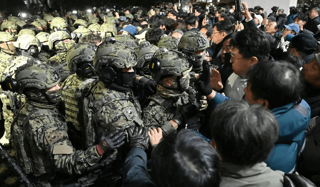 El presidente coreano, Yoon Suk-yeol, declaró ley marcial y generó protestas. Foto: AFP El presidente coreano, Yoon Suk-yeol, declaró ley marcial y generó protestas. Foto: AFP