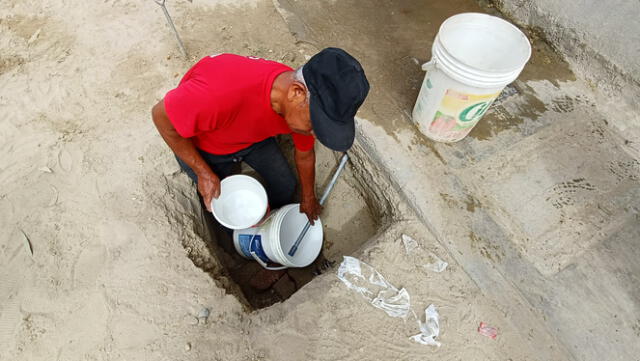 Vecinos cavando en pozo ante falta de agua. Foto: Maribel Mendo   