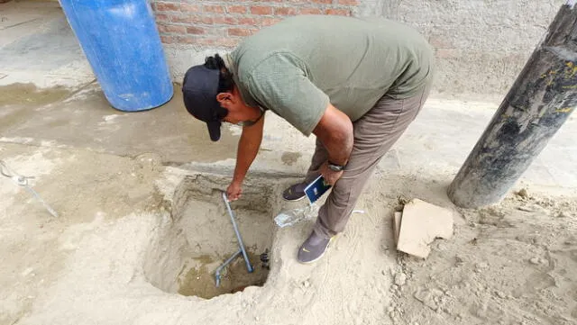 La falta de agua ocasiona que los vecinos tomen medidas desesperadas. Foto: Maribel Mendo   